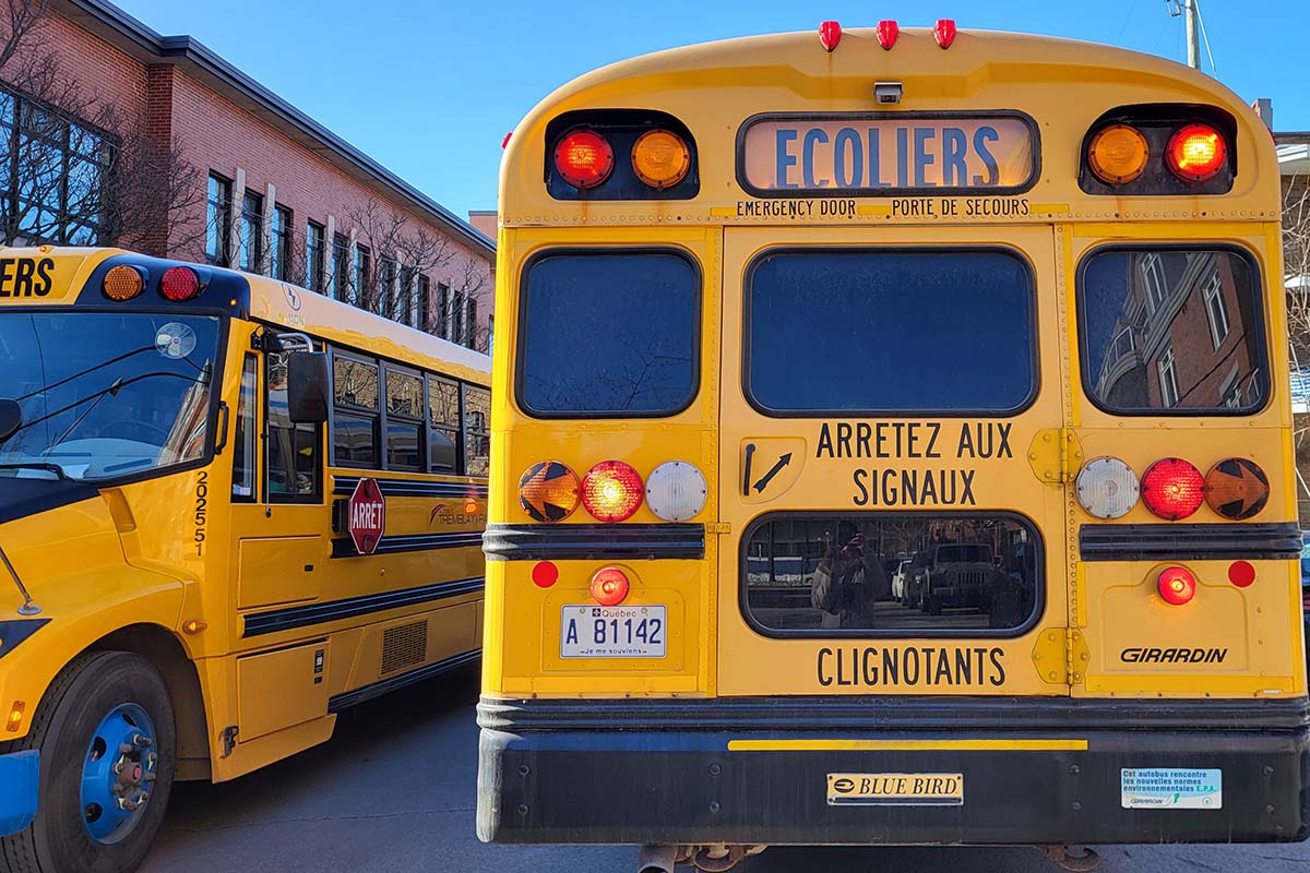 Autobus Ecoliers (School bus québécois) à l'arrêt